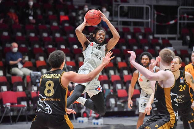 Chemnitz, Germany 24 March 2021 BBL 2020 2021 Niners Chemnitz vs Basketball Loewen Braunschweig v li in duel James Robinson Braunschweig and Marcus Thornton Chemnitz Fair Chemnitz Saxony Copyright: xFotostandx xDostmannx