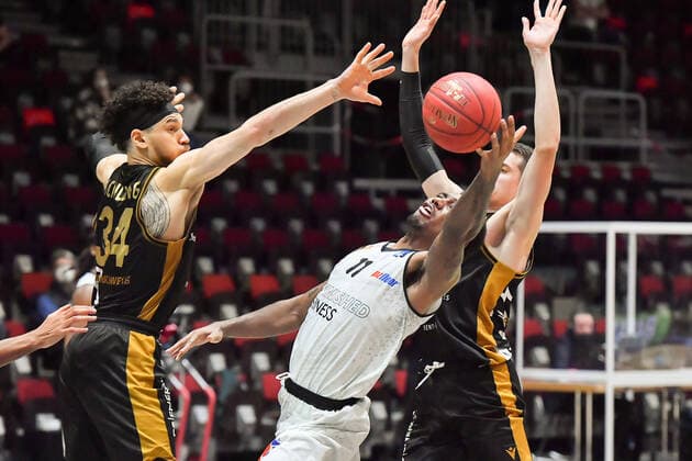 Chemnitz, Germany 24 March 2021 BBL 2020 2021 Niners Chemnitz vs Basketball Loewen Braunschweig v li in duel Gavin Schilling Braunschweig and Isiaha Mike Chemnitz Fair Chemnitz Saxony Copyright: xFotostandx xDostmannx