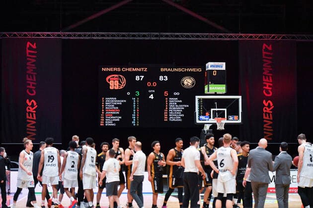 Chemnitz, Germany 24 March 2021 BBL 2020 2021 Niners Chemnitz vs Basketball Loewen Braunschweig scoreboard after the final whistle with the final score 87 83 for the Niners Chemnitz Fair Chemnitz Saxony Copyright: xFotostandx xDostmannx