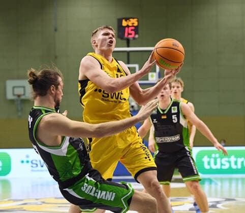 Basketball 2 Bundesliga 2020 2021 15 matchday in Rottenburg at Volksbank Arena 24 03 2021 Tigers Tuebingen Gladiators Trier Elias Valtonen centre, Tigers vs Jonathan Dubas li, Trier.