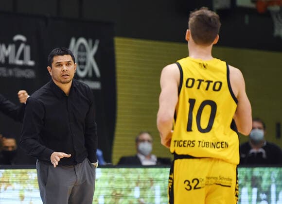 Basketball 2 Bundesliga 2020 2021 15 Matchday in Rottenburg at Volksbank Arena 24 03 2021 Tigers Tuebingen Gladiators Trier coach Daniel Jansson l, Tigers talking Gianni Otto r, Tigers