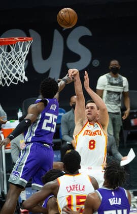 March 24, 2021, Sacramento, CA, USA: Atlanta Hawks forward Danilo Gallinari (8) shoots over Sacramento Kings forward Chimezie Metu (25) in the second quarter during a game at Golden 1 Center on Wednesday, March 24, 2021 in Sacramento. Sacramento USA - ZUMAj89_ 20210324_zaf_j89_007 Copyright: xPaulxKitagakixJr.x
