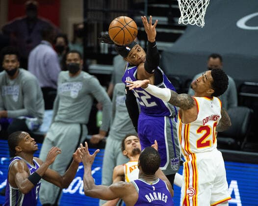 March 24, 2021, Sacramento, CA, USA: Sacramento Kings center Richaun Holmes (22) battles Atlanta Hawks forward John Collins (20) and knocks rebound to teammate in the fourth quarter during a game at Golden 1 Center on Wednesday, March 24, 2021 in Sacramento. Sacramento USA - ZUMAj89_ 20210324_zaf_j89_019 Copyright: xPaulxKitagakixJr.x