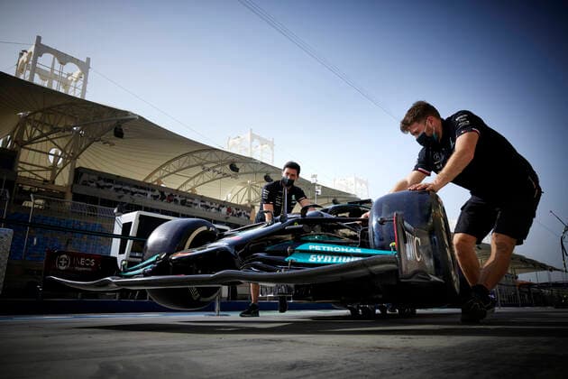 F1 Grand Prix of Bahrain Mechanic of Mercedes-AMG Petronas F1 Team, F1 Grand Prix of Bahrain at Bahrain International Circuit on March 25, 2021 in Sakhir, Bahrain. (Photo by Steve Etherington for Mercedes-Benz Grand Prix Ltd. Daimler AG FIA Pool via HOCH ZWEI) Sakhir Bahrain Poolfoto HOCH ZWEI Pool Daimler AG ,EDITORIAL USE ONLY