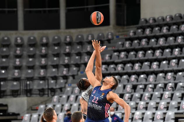 Sport Bilder des Tages Guerschon Yabusele (asvel) vs Walter Tavares (real madrid) BASKETBALL : LDLC ASVEL vs Real Madrid - Euroleague - 25 03 2021 FredericChambert Panoramic 