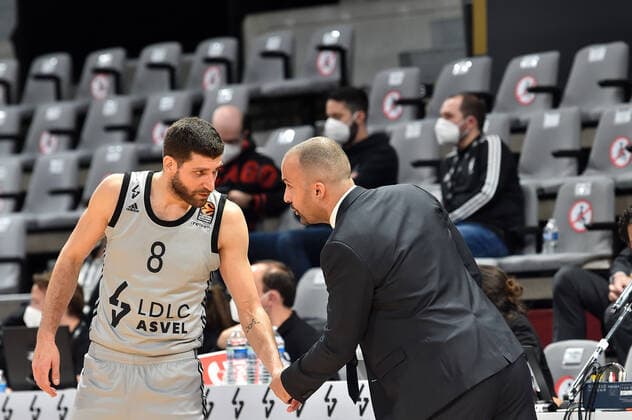 TJ Parker (entraineur asvel) et Antoine Diot BASKETBALL : LDLC ASVEL vs Real Madrid - Euroleague - 25 03 2021 FredericChambert Panoramic 