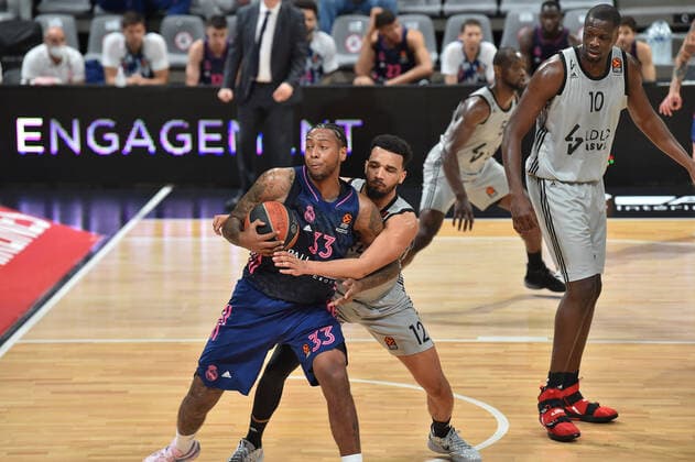 Amine Noua (asvel) vs Trey Thompkins (real madrid) BASKETBALL : LDLC ASVEL vs Real Madrid - Euroleague - 25 03 2021 FredericChambert Panoramic 