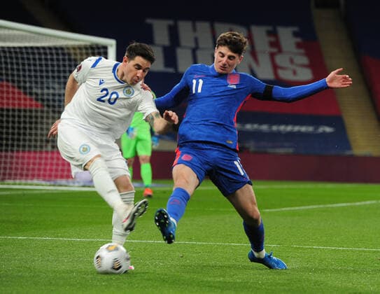 Football - 2022 FIFA World Cup, WM, Weltmeisterschaft, Fussball - European Qualifying - Group I - England vs San Marino - Wembley Stadium Mason Mount of England and Jose Hirsch of San Marino 