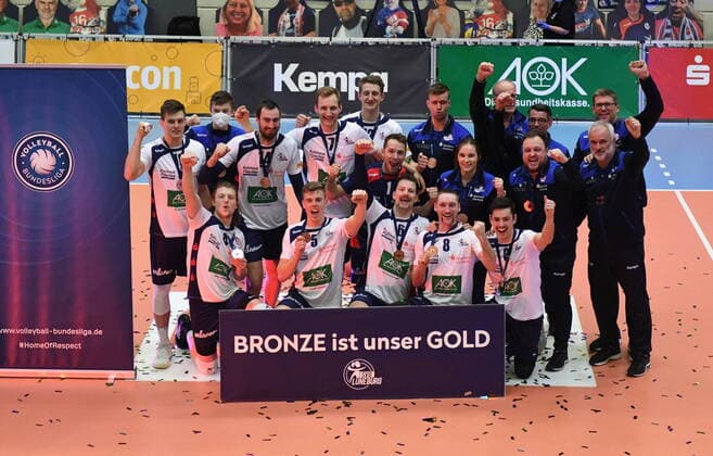 Bilder des Jahres 2021, Sport 03 März Sport Themen der Woche KW12 Sport Bilder des Tages VB Play-offs, Halbfinale, SVG Lüneburg vs. VfB Friedrichshafen 25.03.2021, GER, VBL, Play Off, Halbfinale, SVG Lueneburg vs VFB Friedrichshafen, im Bild die Lueneburger Mannschaft jubelt ueber die Bronze-Medaille *** VB Play offs, Semi final, SVG Lueneburg vs VfB Friedrichshafen 25 03 2021, GER, VBL, Play Off, Semi final, SVG Lueneburg vs VFB Friedrichshafen, in the picture the Lueneburg team cheers about the bronze medal nordphotoxGmbH xWitke nph00002