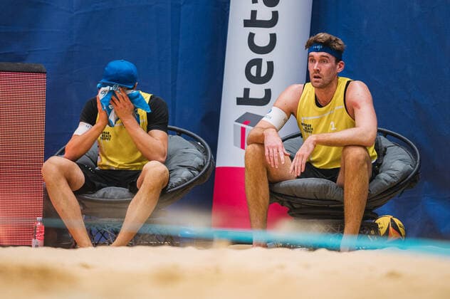 Sven Winter with towel in front of his face, Alexander Walkenhorst disappointed next to him in the Tectake players corner, Reinhardt Wolf vs Walkenhorst Winter, Beachvolleyball, German Beach Trophy, 6 Matchday, 24 03 2021, Reinhardt Wolf vs Walkenhorst Winter, Beachvolleyball, German Beach Trophy, 6 Matchday, 24 03 2021 Duesseldorf Copyright: xFlorianxTREIBERx xEibner-Pressefotox EP_FTR
