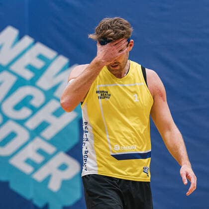Alexander Walkenhorst grabs his forehead, Reinhardt Wolf vs Walkenhorst Winter, Beachvolleyball, German Beach Trophy, Matchday 6, 24 03 2021, Reinhardt Wolf vs Walkenhorst Winter, Beachvolleyball, German Beach Trophy, Matchday 6, 24 03 2021 Duesseldorf Copyright: xFlorianxTREIBERx xEibner-Pressefotox EP_FTR
