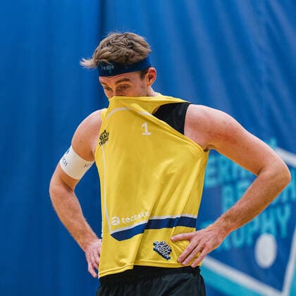 Alexander Walkenhorst pulls the jersey over his head, Reinhardt Wolf vs Walkenhorst Winter, beach volleyball, German Beach Trophy, 6 match day, 24 03 2021, Reinhardt Wolf vs Walkenhorst Winter, beach volleyball, German Beach Trophy, 6 match day, 24 03 2021 Duesseldorf Copyright: xFlorianxTREIBERx xEibner-Pressefotox EP_FTR