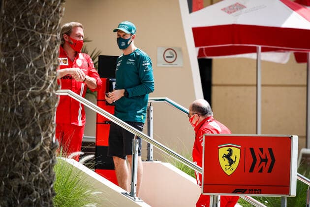 VETTEL Sebastian (ger), Aston Martin F1 AMR21, portrait saying hello to his former team Scuderia Ferrari during Formula 1 Gulf Air Bahrain Grand Prix 2021 from March 26 to 28, 2021 on the Bahrain International Circuit, in Sakhir, Bahrain - Photo Florent Gooden DPPI FORMULE 1 : Grand prix du Bahrein - Sakhir - 26 03 2021 DPPI Panoramic 