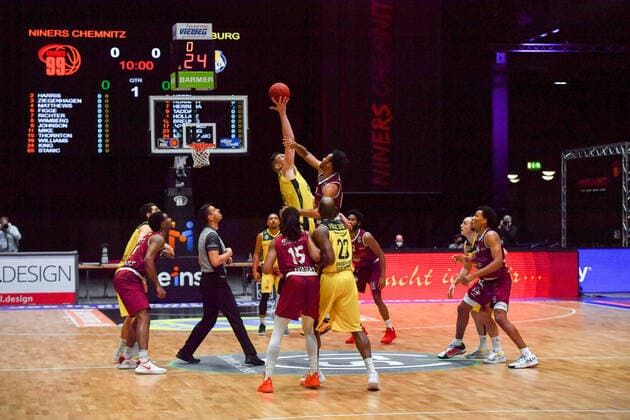 Chemnitz, Germany 26 March 2021 BBL 2020 2021 Niners Chemnitz vs EWE Baskets Oldenburg Kick-off Start of match Messe Chemnitz Sachsen Copyright: xFotostandx xDostmannx