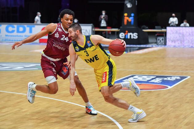 Chemnitz, Germany 26 March 2021 BBL 2020 2021 Niners Chemnitz vs EWE Baskets Oldenburg v li in duel George King Chemnitz and Braydon Hobbs Oldenburg Fair Chemnitz Saxony Copyright: xFotostandx xDostmannx