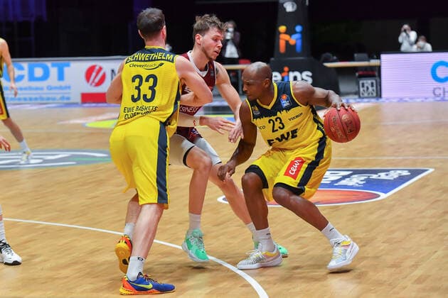 Chemnitz, Germany 26 March 2021 BBL 2020 2021 Niners Chemnitz vs EWE Baskets Oldenburg from left in duel Philipp Schwethelm Oldenburg , Jonas Richter Chemnitz and Rickey Paulding Oldenburg Fair Chemnitz Saxony Copyright: xFotostandx xDostmannx