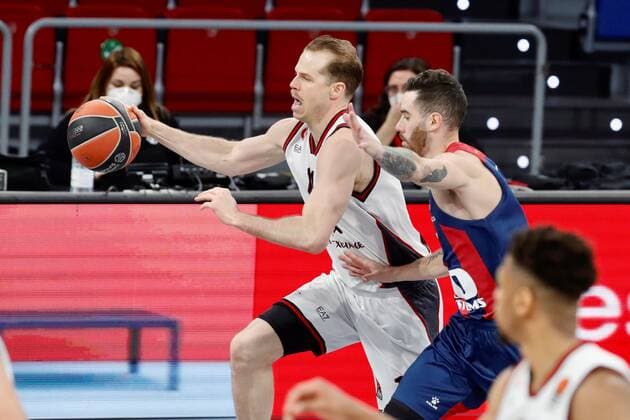 Basketball, EuroLeague, Baskonia Vitoria Gasteiz - EA7 Emporio Armani Mailand Saski Baskonia s Luca Vildoza (R) in action against Olimpia Milano s Michael Roll (L) during the Euroleague basketball match between Saski Baskonia and Olimpia Milano held at Fernando Buesa arena, in Vitoria, northern Spain, 26 March 2021. Saski Baskonia vs Olimpia Milano !ACHTUNG: NUR REDAKTIONELLE NUTZUNG!  Copyright: xDavidxAguilarx GRAF2513 20210326-637523857790122124