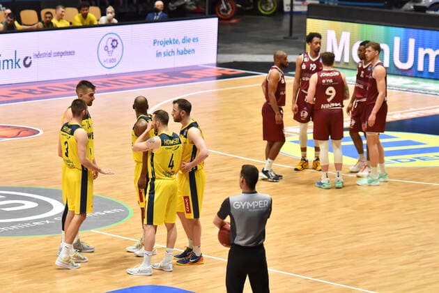 Chemnitz, Germany 26 March 2021 BBL 2020 2021 Niners Chemnitz vs EWE Baskets Oldenburg Team circles of both teams Fair Chemnitz Saxony Copyright: xFotostandx xDostmannx