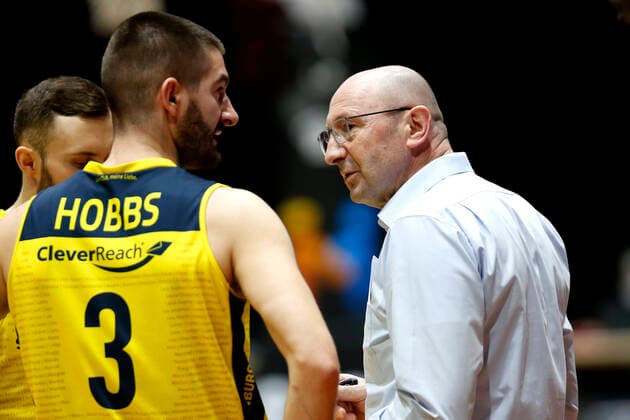 26 03 2021, easyCredit Basketball Bundesliga, BBL, 2020 2021 season, men, Chemnitz Niners EWE Basket Oldenburg Braydon Hobbs, EWE Baskets Oldenburg in conversation with Mladen Drijencic head coach , EWE Baskets Oldenburg Chemnitz Messe Chemnitz Sachsen Germany