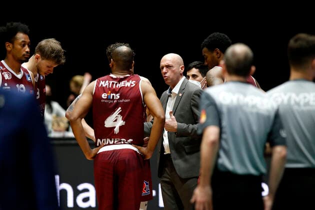 26 03 2021, easyCredit Basketball Bundesliga, BBL, 2020 2021 season, men, Chemnitz Niners EWE Basket Oldenburg Rodrigo Pastore head coach , Niners Chemnitz talking to his players Chemnitz Messe Chemnitz Sachsen Germany