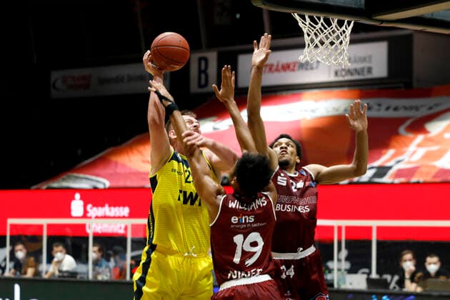 26 03 2021, easyCredit Basketball Bundesliga, BBL, season 2020 2021, men, Chemnitz Niners EWE Basket Oldenburg Rasid Mahalbasic, EWE Baskets Oldenburg, Jonathan Williams, Niners Chemnitz Chemnitz Fair Chemnitz Saxony Germany
