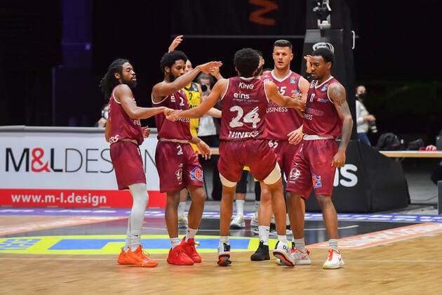 Chemnitz, Germany 26 March 2021 BBL 2020 2021 Niners Chemnitz vs EWE Baskets Oldenburg high-fiving the players of the Niners Chemnitz Messe Chemnitz Sachsen Copyright: xFotostandx xDostmannx
