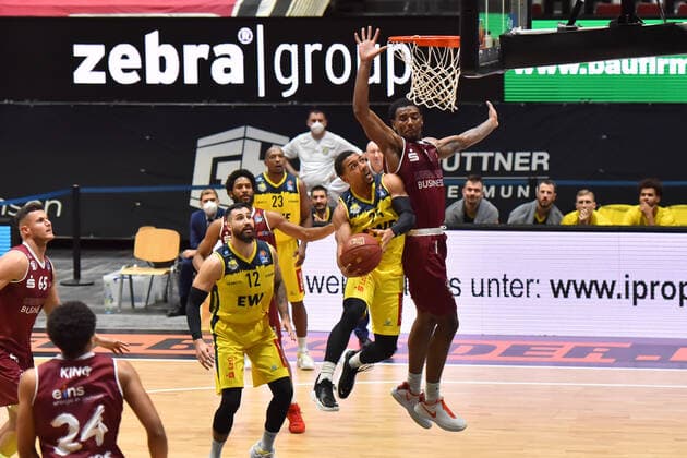 Chemnitz, Germany 26 March 2021 BBL 2020 2021 Niners Chemnitz vs EWE Baskets Oldenburg v li in duel Phil Pressey Oldenburg and Isiaha Mike Chemnitz Fair Chemnitz Saxony Copyright: xFotostandx xDostmannx
