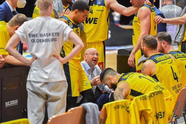 Chemnitz, Germany 26 March 2021 BBL 2020 2021 Niners Chemnitz vs EWE Baskets Oldenburg team meeting with coach Mladen Drijencic Oldenburg Messe Chemnitz Sachsen Copyright: xFotostandx xDostmannx
