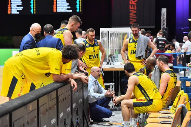 Chemnitz, Germany 26 March 2021 BBL 2020 2021 Niners Chemnitz vs EWE Baskets Oldenburg team meeting with coach Mladen Drijencic Oldenburg Messe Chemnitz Sachsen Copyright: xFotostandx xDostmannx