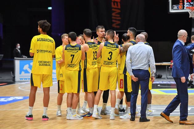 Chemnitz, Germany 26 March 2021 BBL 2020 2021 Niners Chemnitz vs EWE Baskets Oldenburg team circle of the team of Oldenburg after the 98 92 victory fair Chemnitz Saxony Copyright: xFotostandx xDostmannx