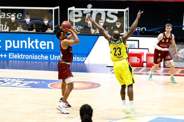 26 03 2021, easyCredit Basketball Bundesliga, BBL, 2020 2021 season, men, Chemnitz Niners EWE Basket Oldenburg George King, Niners Chemnitz, Rickey Paulding, EWE Baskets Oldenburg Chemnitz Fair Chemnitz Saxony Germany