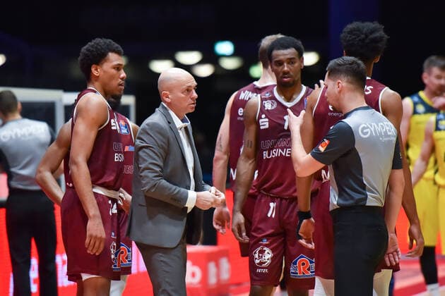 Chemnitz, Germany 26 March 2021 BBL 2020 2021 Niners Chemnitz vs EWE Baskets Oldenburg Coach Rodrigo Pastore Chemnitz and Niners Chemnitz players talk to referee Messe Chemnitz Sachsen Copyright: xFotostandx xDostmannx