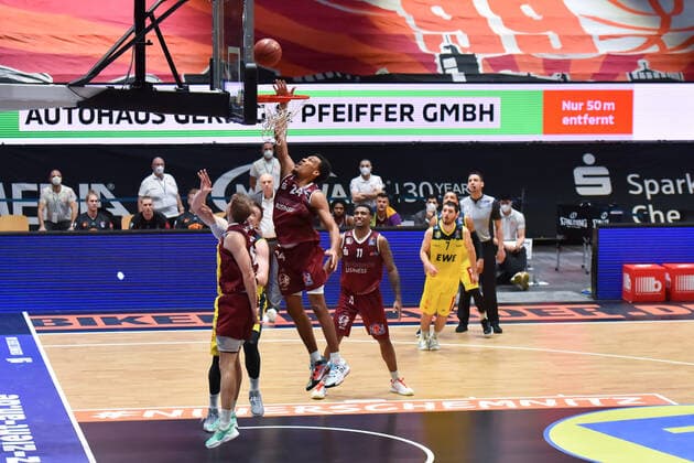 Chemnitz, Germany 26 March 2021 BBL 2020 2021 Niners Chemnitz vs EWE Baskets Oldenburg basket toss by George King Chemnitz Fair Chemnitz Saxony Copyright: xFotostandx xDostmannx
