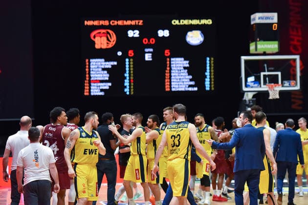 Chemnitz, Germany 26 March 2021 BBL 2020 2021 Niners Chemnitz vs EWE Baskets Oldenburg Players of both teams high-five with the scoreboard and the 92 98 final score in the background Messe Chemnitz Sachsen Copyright: xFotostandx xDostmannx