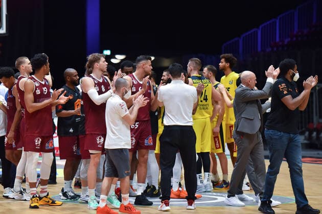 Chemnitz, Germany 26 March 2021 BBL 2020 2021 Niners Chemnitz vs EWE Baskets Oldenburg Players and coaches of Niners Chemnitz thank their fans Messe Chemnitz Sachsen Copyright: xFotostandx xDostmannx