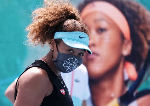Sport Bilder des Tages Naomi Osaka from Japan puts on a mask and celebrates after defeating Ajla Tomljanovic from Australia on the stadium court at the Miami Open at Hard Rock Stadium in Miami Gardens, Florida on Friday, March 26, 2021.  MIA20210326113 GARYxIxROTHSTEIN
