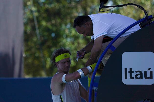 Sport Themen der Woche KW12 Sport Bilder des Tages MIAMI GARDENS, FL - MARCH 26: Alexander Zverev (GER) has his bandage repaired during the second round match of the Miami Open on March 26, 2021, at Hard Rock Stadium in Miami Gardens, Florida. (Photo by Michele Eve Sandberg Icon Sportswire) TENNIS: MAR 26 Miami Open Icon2103260471
