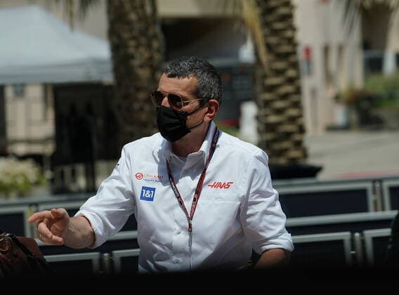 Formula 1 Gulf Air Bahrain Grand Prix 2021 27 03 2021, Bahrain International Circuit, Sakhir, Formula 1 Gulf Air Bahrain Grand Prix 2021 ,in the picture team boss Günther Steiner Haas F1 Team talking to journalists nordphotoxGmbHx xBratic nph00250