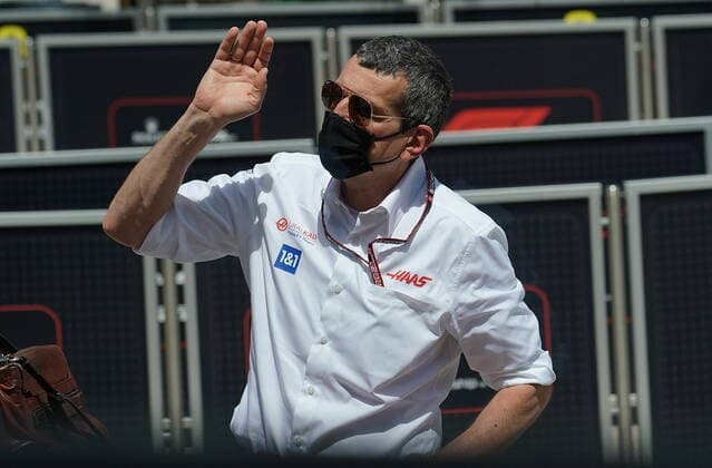 Formula 1 Gulf Air Bahrain Grand Prix 2021 27 03 2021, Bahrain International Circuit, Sakhir, Formula 1 Gulf Air Bahrain Grand Prix 2021 ,in the picture team boss Günther Steiner Haas F1 Team talking to journalists nordphotoxGmbHx xBratic nph00250