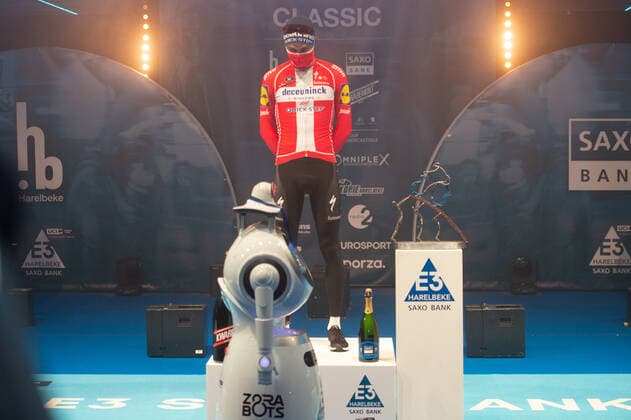 Cycling, E3 Harelbeke - Robot performs award ceremony