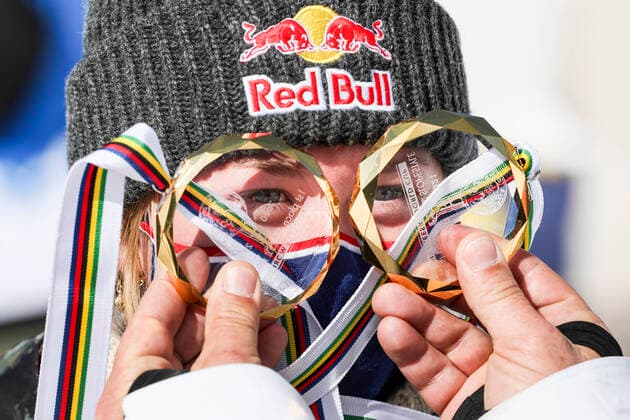 Bilder des Jahres 2021, Sport 03 März Sport Themen der Woche KW12 Sport Bilder des Tages FREESTYLE SKIING - FIS WC Silvaplana SILVAPLANA,SWITZERLAND,27.MAR.21 - FREE SKI, FREESTYLE SKIING - FIS Freeski slopestyle World Cup, ladies. Image shows Tess Ledeux (FRA). Keywords: medal. GEPAxpictures xPatrickxSteiner