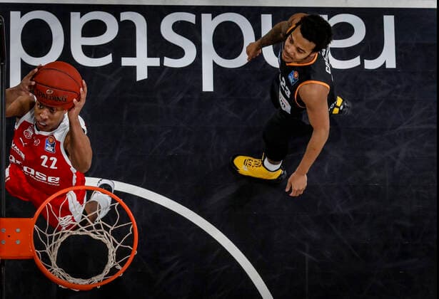 left Devon Hall Brose Bamberg, 22 right 23 Troy Caupain ratiopharm Ulm Brose Bamberg ratiopharm Ulm easyCredit BBL Basketball Bundesliga Basketball Season 2020 21 25 Matchday, 27 03 2021 Bamberg, Brose Arena Copyright: DanielxLöb