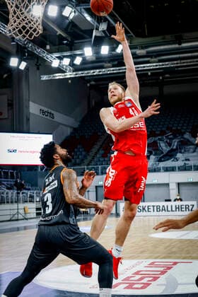 left 03 Cameron Clark ratiopharm Ulm right Christian Sengfelder Brose Bamberg, 43 Brose Bamberg ratiopharm Ulm easyCredit BBL Basketball Bundesliga Basketball Season 2020 21 25 Matchday, 27 03 2021 Bamberg, Brose Arena Copyright: DanielxLöb