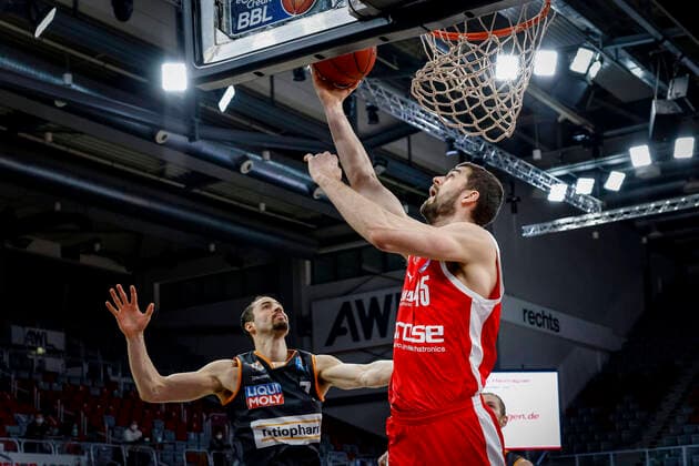 left 07 John Petrucelli ratiopharm Ulm right David Kravish Brose Bamberg, 45 Brose Bamberg ratiopharm Ulm easyCredit BBL Basketball Bundesliga Basketball Season 2020 21 25 Matchday, 27 03 2021 Bamberg, Brose Arena Copyright: DanielxLöb