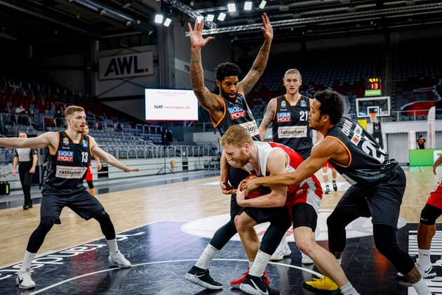 Center front Christian Sengfelder Brose Bamberg, 43 Center left 03 Cameron Clark ratiopharm Ulm back 21 Dylan Ostekowski ratiopharm Ulm right 23 Troy Caupain ratiopharm Ulm left 13 Andreas Obst ratiopharm Ulm Brose Bamberg ratiopharm Ulm easyCredit BBL Basketball Bundesliga Basketball Season 2020 21 25 Matchday, 27 03 2021 Bamberg, Brose Arena Copyright: DanielxLöb