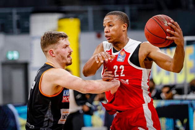 left 13 Andreas Obst ratiopharm Ulm right Devon Hall Brose Bamberg, 22 Brose Bamberg ratiopharm Ulm easyCredit BBL Basketball Bundesliga Basketball Season 2020 21 25 Matchday, 27 03 2021 Bamberg, Brose Arena Copyright: DanielxLöb