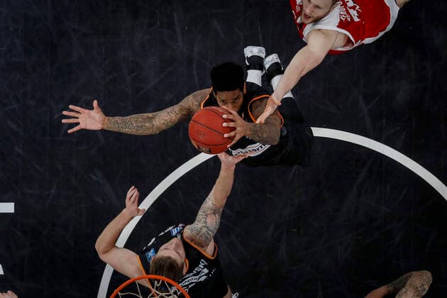 Middle 03 Cameron Clark ratiopharm Ulm Top Christian Sengfelder Brose Bamberg, 43 Brose Bamberg ratiopharm Ulm easyCredit BBL Basketball Bundesliga Basketball Season 2020 21 25 Matchday, 27 03 2021 Bamberg, Brose Arena Copyright: DanielxLöb