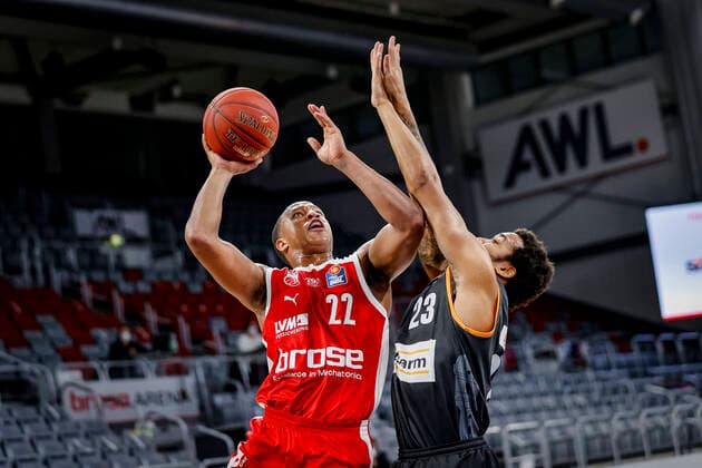left Devon Hall Brose Bamberg, 22 right 23 Troy Caupain ratiopharm Ulm Brose Bamberg ratiopharm Ulm easyCredit BBL Basketball Bundesliga Basketball Season 2020 21 25 Matchday, 27 03 2021 Bamberg, Brose Arena Copyright: DanielxLöb