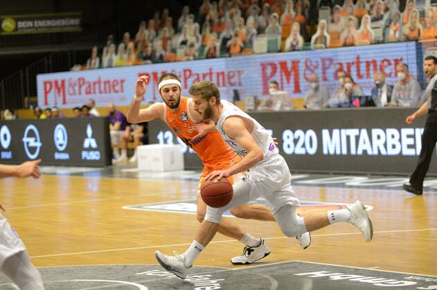 Jesse HUNT 34 Rasta Vechta , Mathis MÖNNINGHOFF MOENNINGHOFF 17 BG Goettingen Rasta Vechta vs BG Göttingen, Basketball, easyCredit BBL Bundesliga, 27 03 2021, 25 Matchday, Season 2020 2021 Copyright xErikxHillmer EIBNERx EP ehr Rasta Vechta vs BG Göttingen, Basketball, easyCredit BBL Bundesliga, 27 03 2021, 25 Matchday, Season 2020 2021 Vechta Copyright: xErikxHillmer EIBNERx EP_ehr