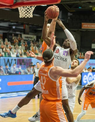 GER, Basketball, RASTA Vechta vs BG Göttingen 27 03 2021, RASTA Dome, Vechta, GER, easy Credit BBL, RASTA Vechta vs BG Göttingen, in picture Jesse HUNT Rasta Vechta 34 Tai ODIASE BG Göttingen 21 Dennis CLIFFORD Rasta Vechta 42 nordphotoxRojahn nph00310